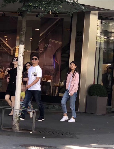 劉強東章澤天帶女兒現身瑞士街頭,力破婚變傳聞。網圖