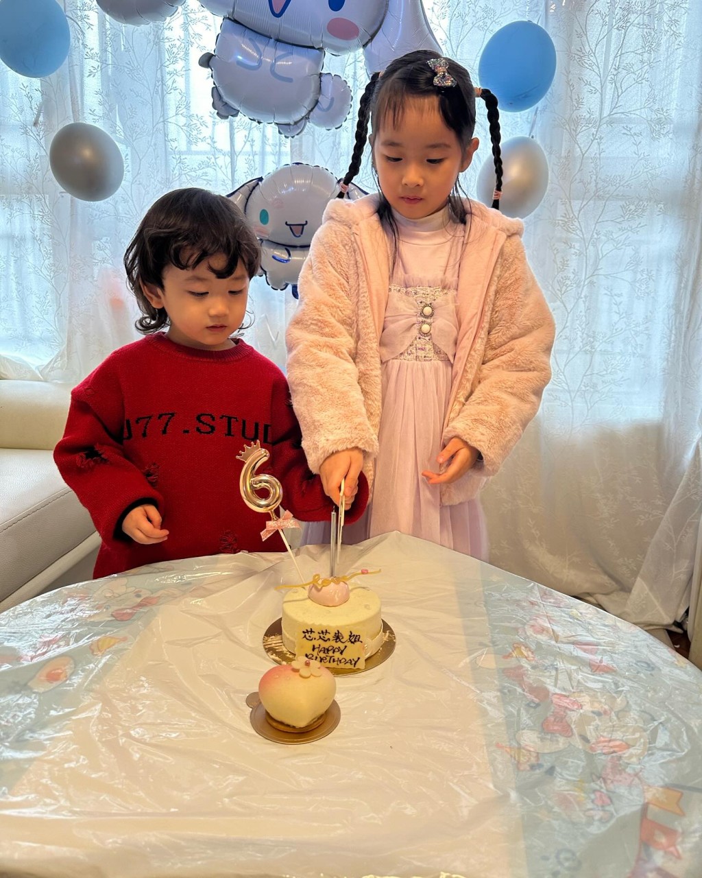 陈山聪囝囝为表姐庆祝生日。