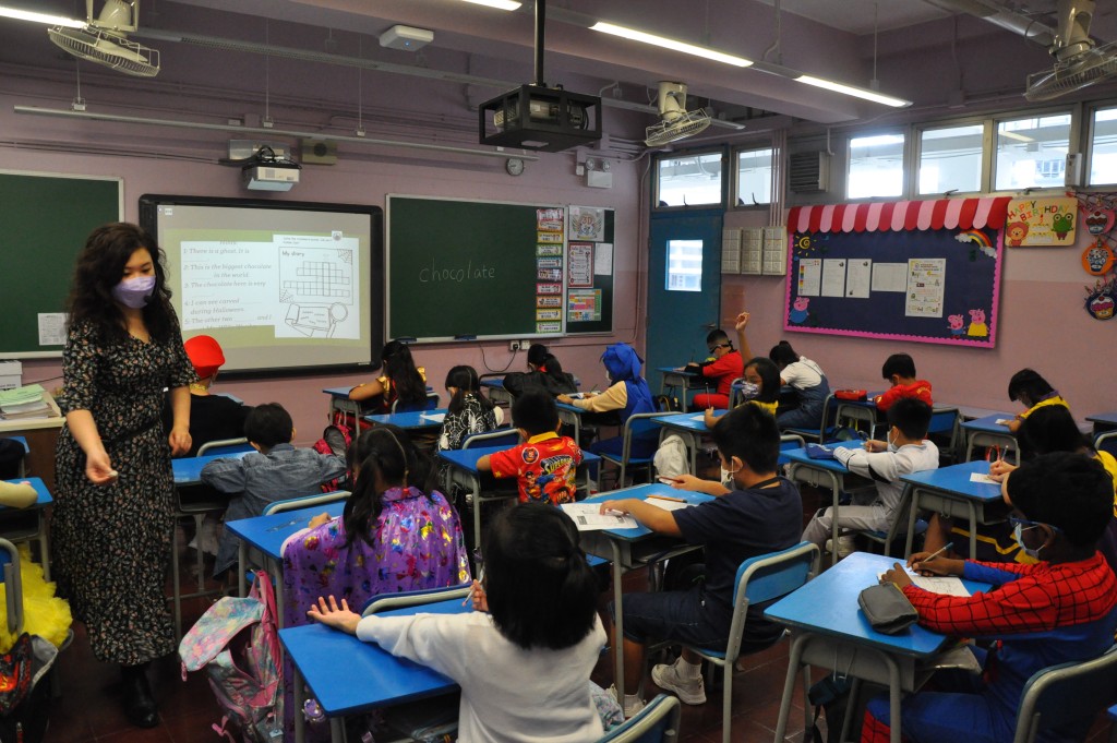 在非華語生帶動下，令本地學生的英語水平提升，同學間日常都是以英語溝通。