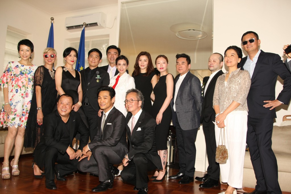 梁朝伟2015年成首位华人演员获颁「法国艺术与文学军官勋章」，杜德伟都有到场祝贺。