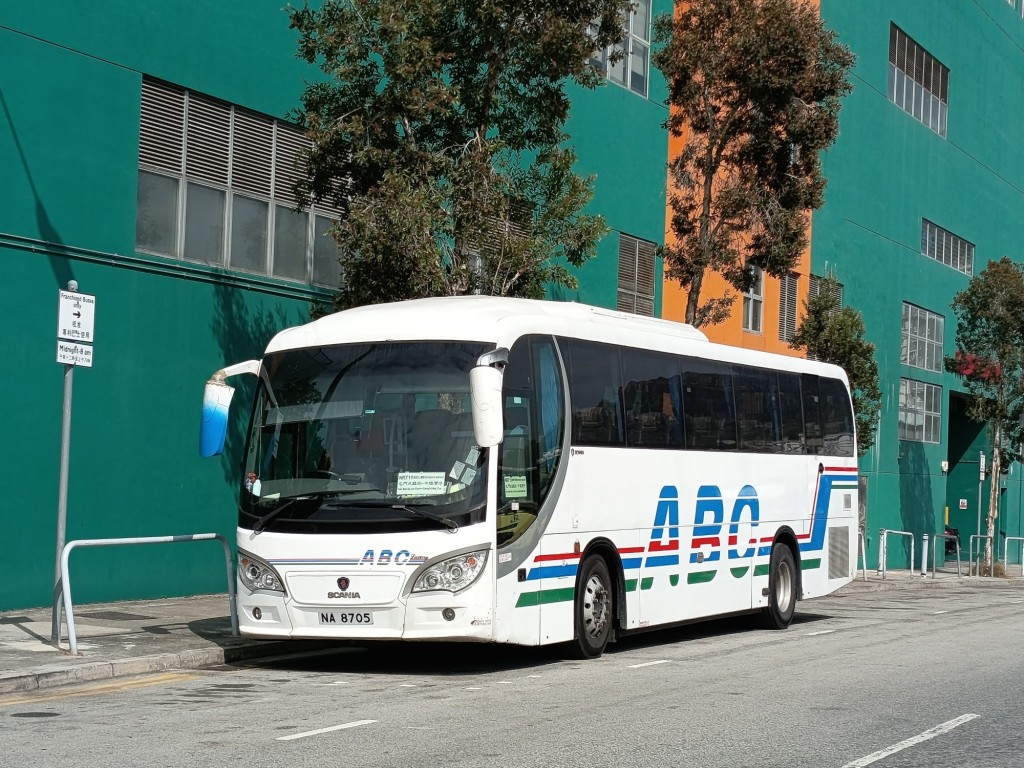 在屯门经营4条邨巴路线的「ABC旅运」早前表示，因油价格上升需削减班次。