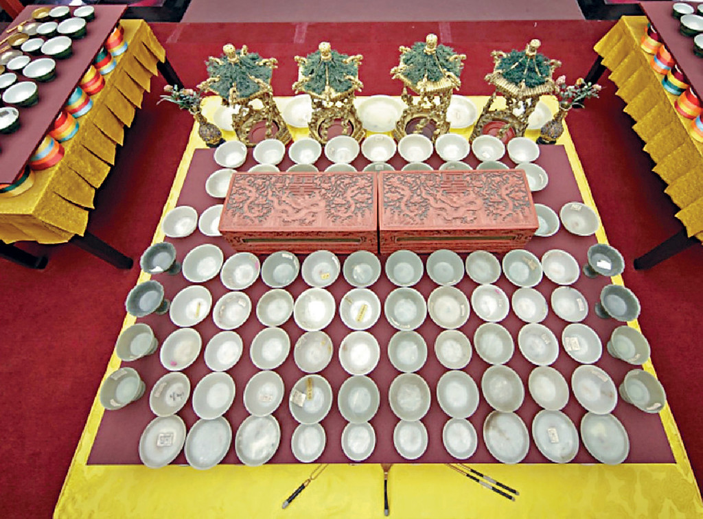 ■清代皇室的年夜飯奉行宴會的最高規格,皇帝會在他的「金龍大宴桌」享用佳餚,宴桌大小相當於一張雙人牀。