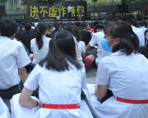 大會台上寫有「決不虛作無聲」字句。