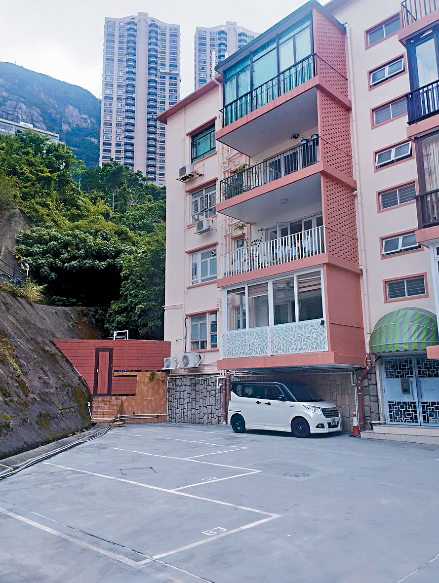 跑馬地松苑地下花園特色戶，連一個車位以1180萬開拍。