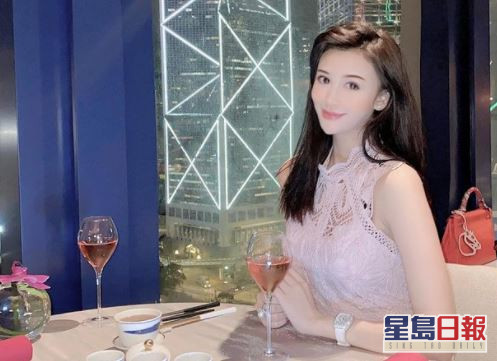 高鈞賢曾經透露為了與女友維繫感情，才決定返香港發展，而傳聞中他的女友就是億萬千金富女友吳玥彤。