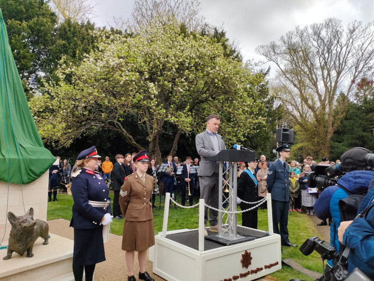 英女皇纪念雕像揭幕。