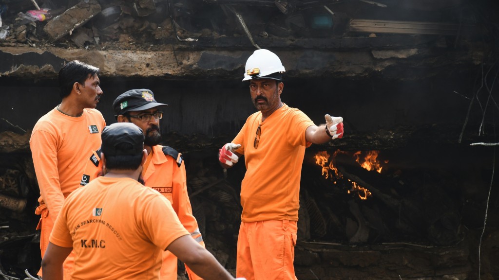 巴基斯坦商场大火烧24小时终扑灭。 美联社