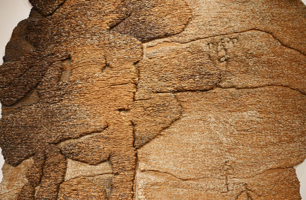 《寿》这件大型作品呈龟甲状，左边形似楷书的 「寿」字，呼应了壁挂右下角的甲骨文图案，意指汉字的起源和发展。（图：褚乐琪摄）  ​