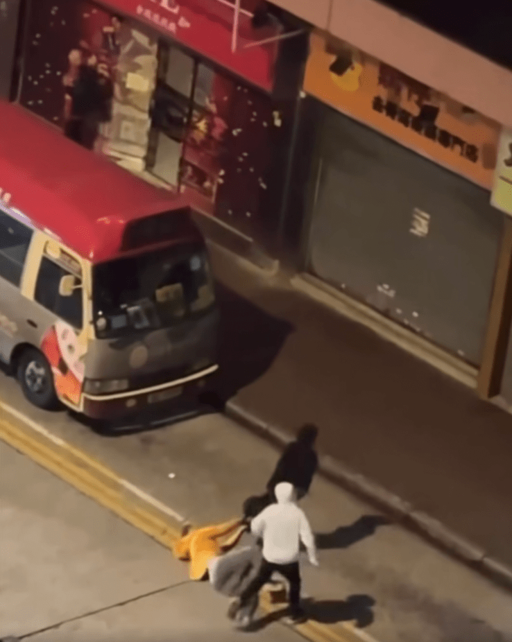 黑衣男子趁勢想搶走事主的斜孭袋,但事主死命抓緊不放,雙方在馬路上拉扯角力。fb「車cam L(香港群組)」 黑衣男子趁勢想搶走事主的斜孭袋,但事主死命抓緊不放,雙方在馬路上拉扯角力。fb「車cam L(香港群組)」