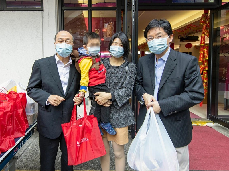 尹志田（左）與敖卓絢（右）一同在中心向有需要的基層人士派發飯盒及物資。