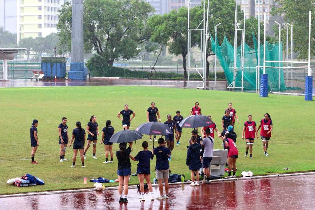 香港女子七人欖球隊訓練途中遇上驟雨,球隊繼續練習。徐嘉華攝 香港女子七人欖球隊訓練途中遇上驟雨,球隊繼續練習。徐嘉華攝