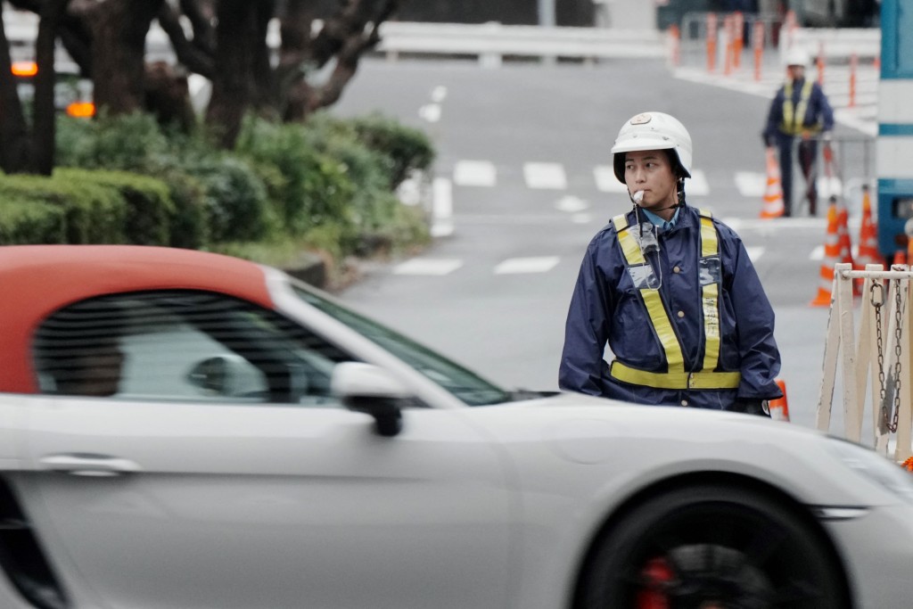 日本警方對位於港區的美國大使館週邊的車輛進行檢查。法新社 日本警方對位於港區的美國大使館週邊的車輛進行檢查。法新社