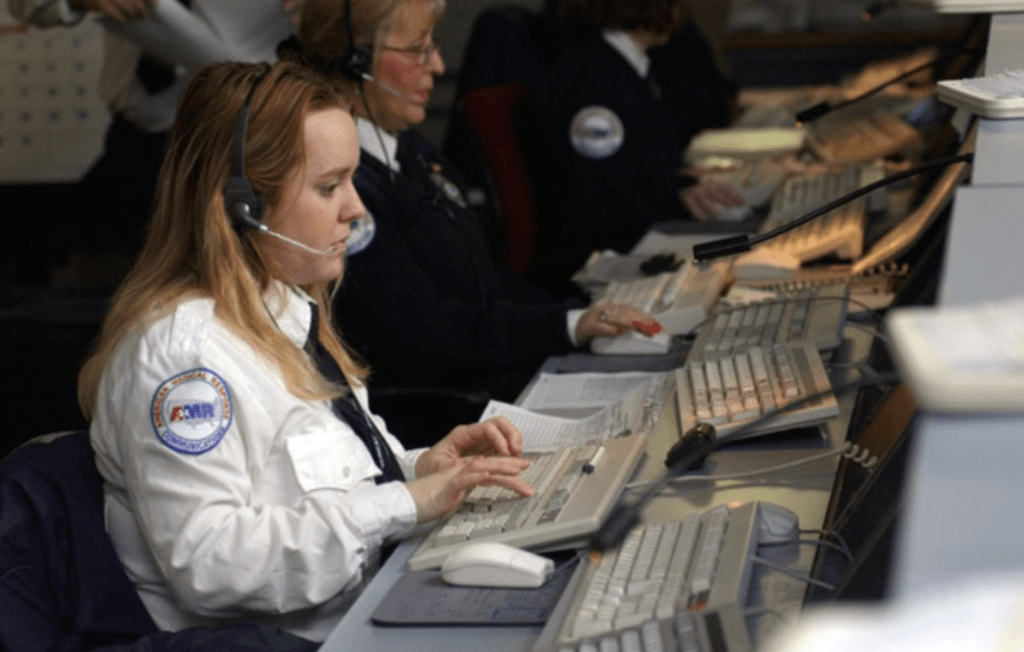 一則報案訊息揭露了案情的恐怖情景:「一名男性受害者頭部向下插進了炸爐中。」 一則報案訊息揭露了案情的恐怖情景:「一名男性受害者頭部向下插進了炸爐中。」