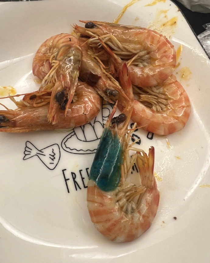 蝦煮出「詭異藍」事件，引發熱議。