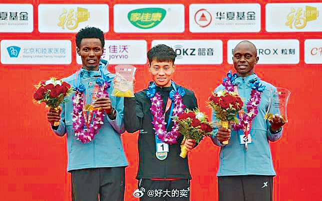 何杰在北京半程马拉松比赛中夺冠。