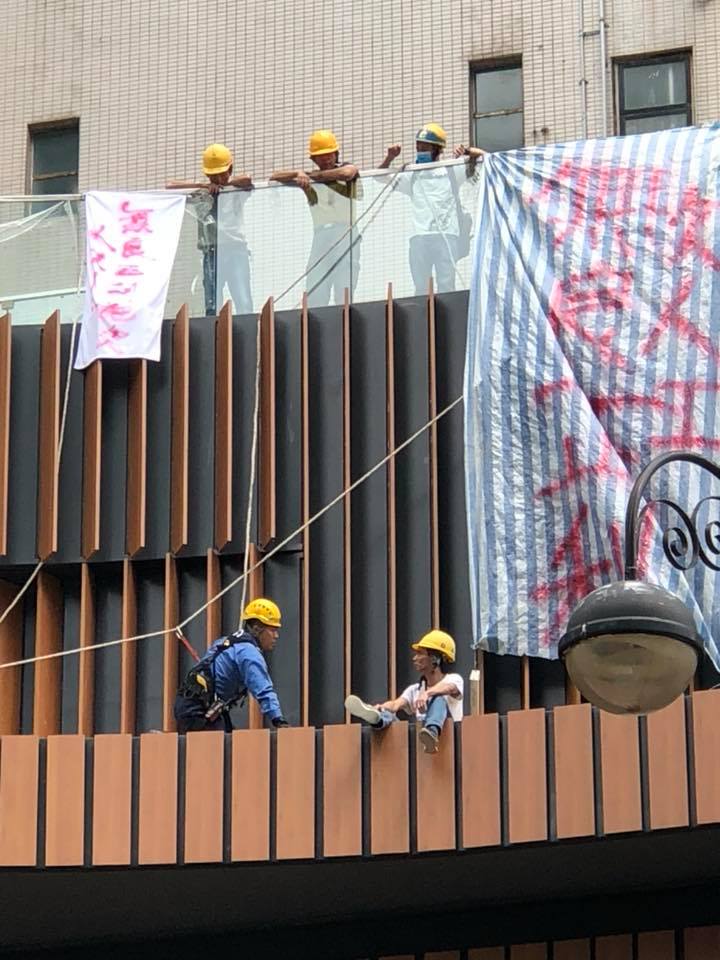 一名工人情緒激動，走到平台，坐在危險位置。  香港突發事故報料區FB/網民Princess Tiu圖