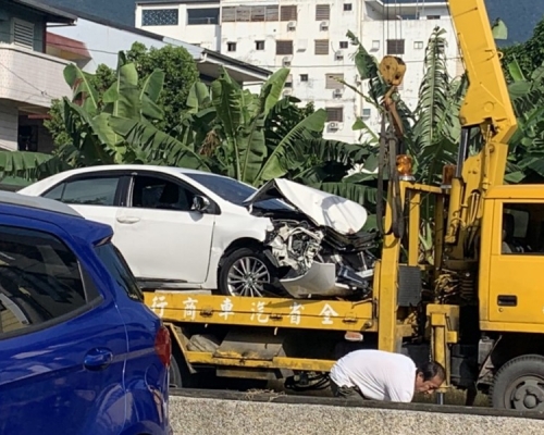 警方拖走疑涉案車輛調查。