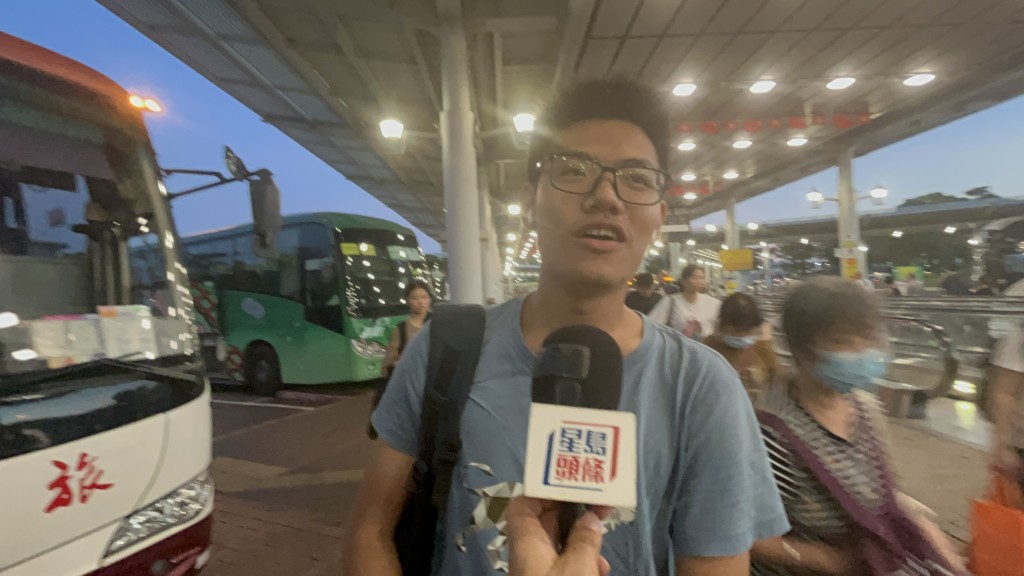 港人陳先生表示趁國慶假期相約朋友到深圳食飯逛商場。楊偉亨攝