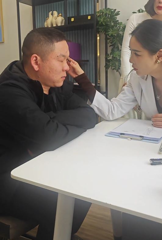 崔磊和弟弟生有一對瞇瞇眼，常被調侃開眼跟閉眼沒分別。抖音