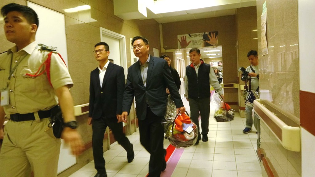 城巴營運總監鍾澤文到醫院探望傷者