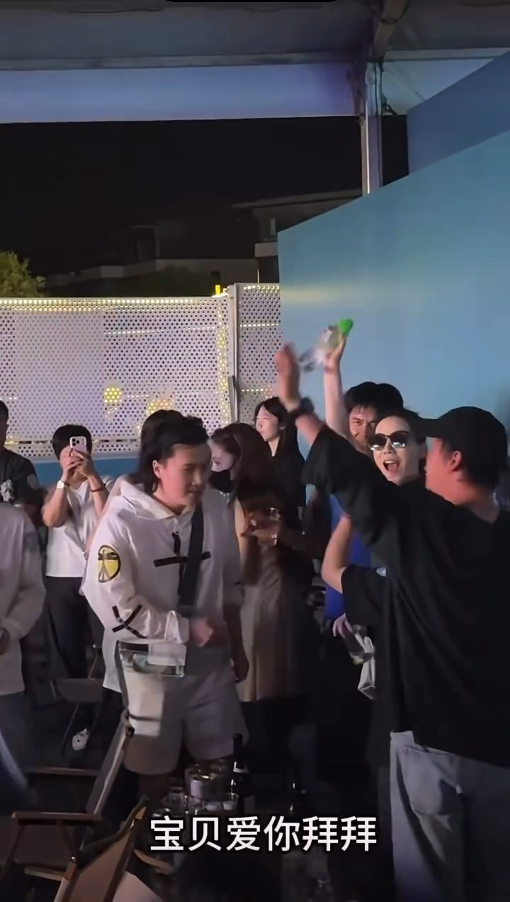 王菲對場內好友示意離場。