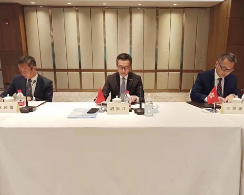 中國民用航空局副局長胡振江（中）、香港民航處處長廖志勇（右）和澳門民航局局長陳穎雄（左）簽署《合作安排》。 政府圖片
