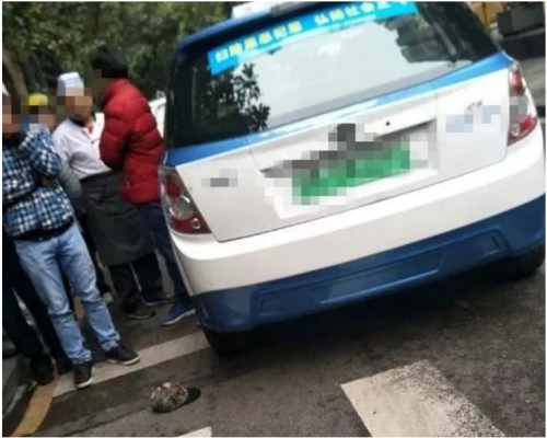意外後大批市民圍觀。