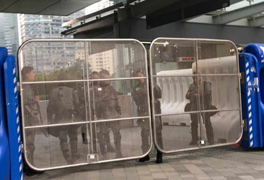 防暴警察在場戒備。網上圖片
