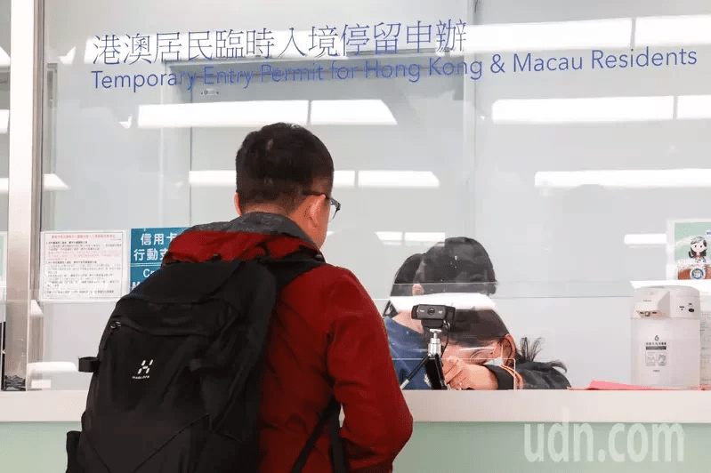 因首架抵台班机起飞时，旅客还无法在香港申请入台签证，只能到桃机办理落地签。联合报