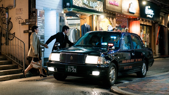 制作团队一丝不苟制作一架日本的士。