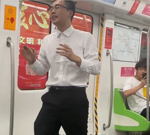 小葛在地鐵真情流露的演講令他成為網上紅人。抖音@三美嵊州