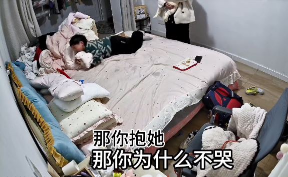 江苏有小兄长因妹妹扭计，独力照顾下也情绪崩溃起来。微博