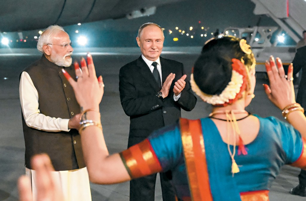 普京昨日抵達新德里帕拉姆空軍基地，印度總理莫迪親自迎接。 