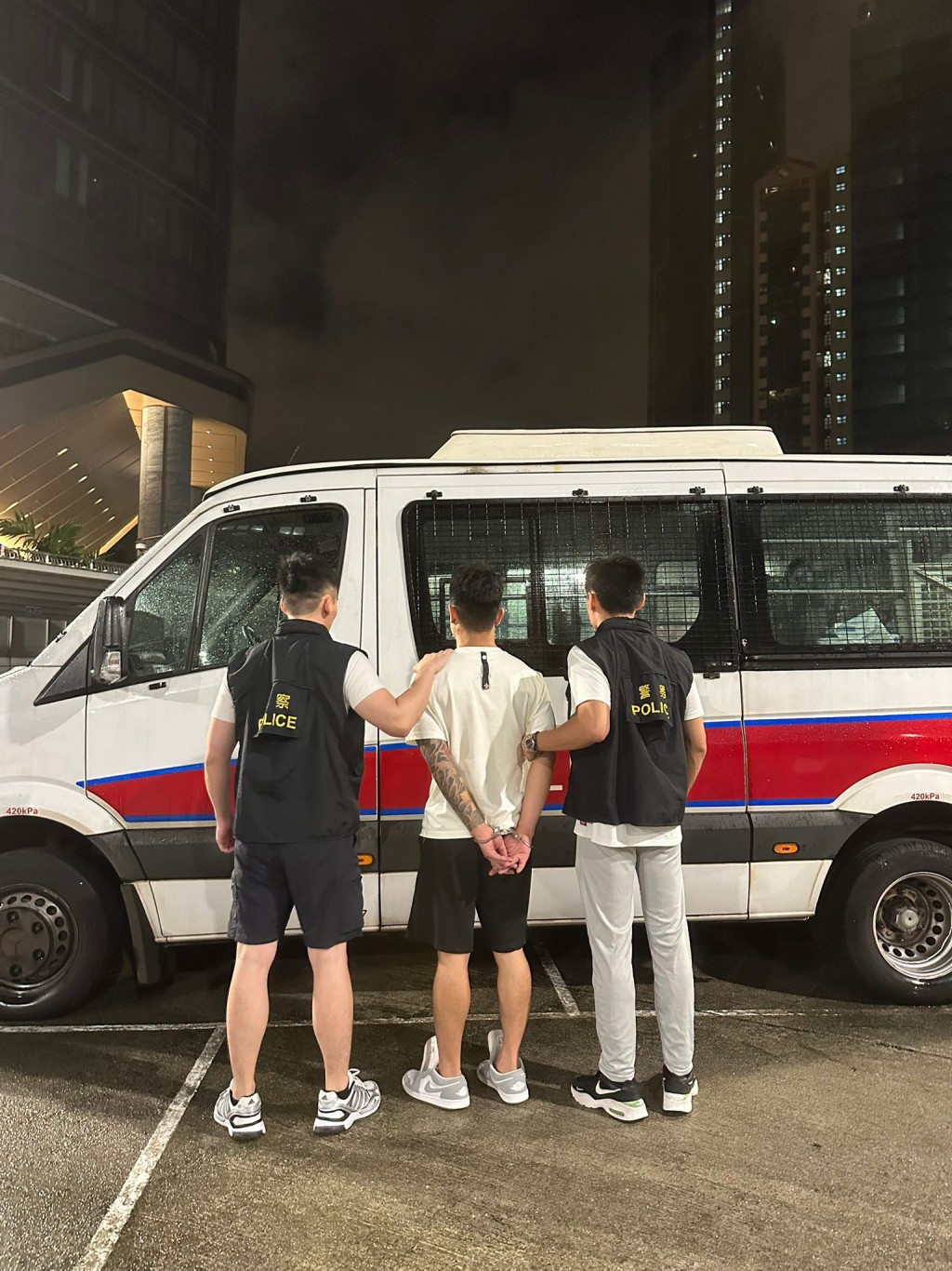 一名26歲持行街紙的越南籍男子被捕。