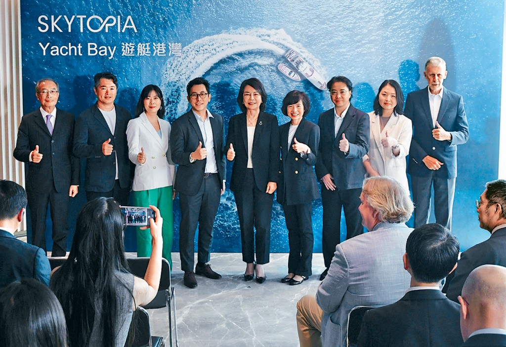 機管局宣布，機場城市「SKYTOPIA」遊艇港灣項目正式啟動。左五為張李佳蕙，右四為陳正思。