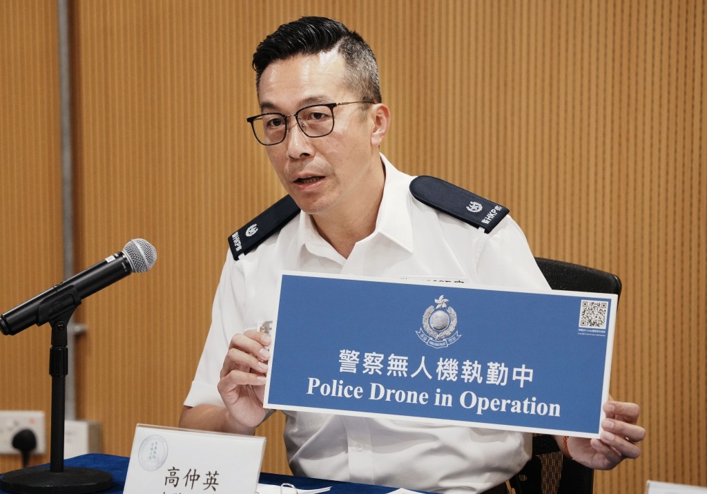 型活動科重點及搜查組警司高仲英表示,無人機巡邏期間,警方會在顯眼位置放置寫有「警察無人機執勤中」的橫額,明確標示該公眾場所正有警察無人機執勤。 汪旭峰攝 型活動科重點及搜查組警司高仲英表示,無人機巡邏期間,警方會在顯眼位置放置寫有「警察無人機執勤中」的橫額,明確標示該公眾場所正有警察無人機執勤。 汪旭峰攝