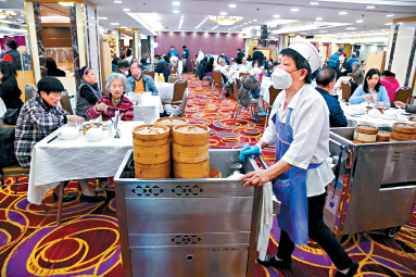 不少旅客来港后光顾中式酒楼、体验港人「饮茶」文化。