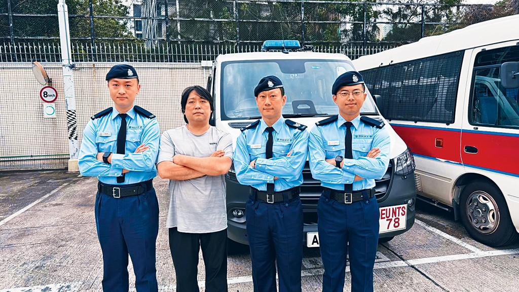 熱心市民張潤添(左二)、警長吳浩彥(右二)、警員廖渝鋒(左一)及警員王暉(右一)，去年5月合力將干犯盜竊的可疑男子繩之於法。