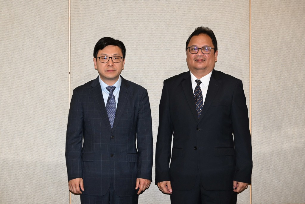 孫玉菡（左）今日與署理印尼駐香港總領事Slamet Noegroho（右）會面，就印尼家庭傭工就業服務費用的議題，重申香港特別行政區政府的立場。政府新聞處