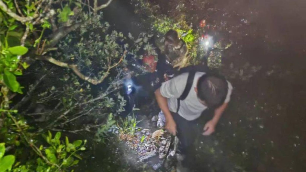 深圳2名遊客颱風天擅闖危險區，獲救後被罰款。深圳商報