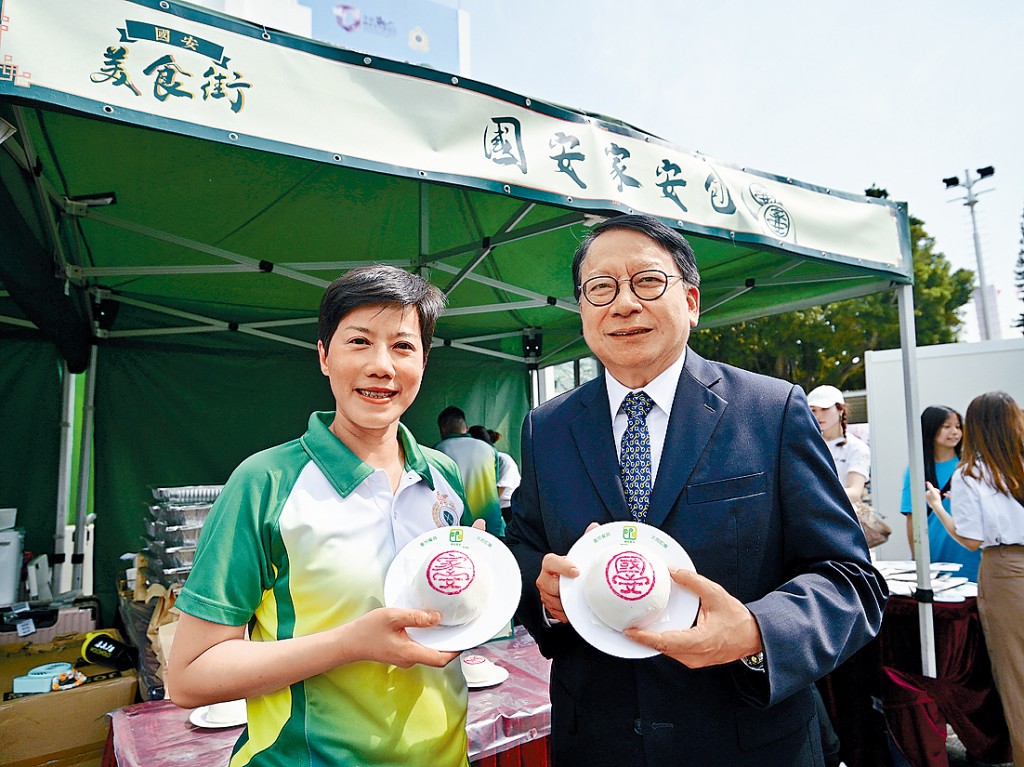政務司司長陳國基與海關關長何珮珊參觀海關開放日國安美食街，對「國安家安平安包」讚賞不已。