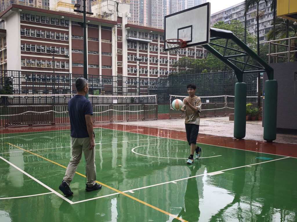 張力耘與Telmen一起打籃球。 張力耘與Telmen一起打籃球。