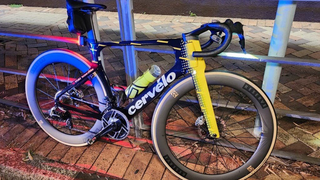 涉事单为疑为「Cervélo S5」高性能公路竞赛车款,采用碳纤维车架。黎志伟摄 涉事单为疑为「Cervélo S5」高性能公路竞赛车款,采用碳纤维车架。黎志伟摄