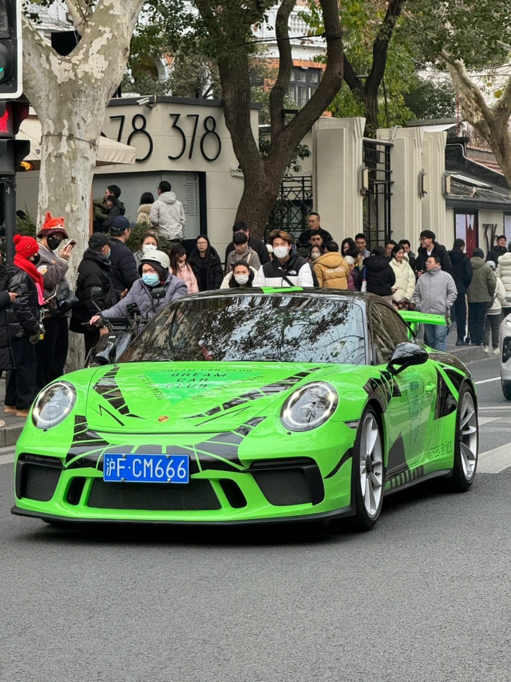 上海武康路近日出現江浙滬豪車團，招來炫富質疑。