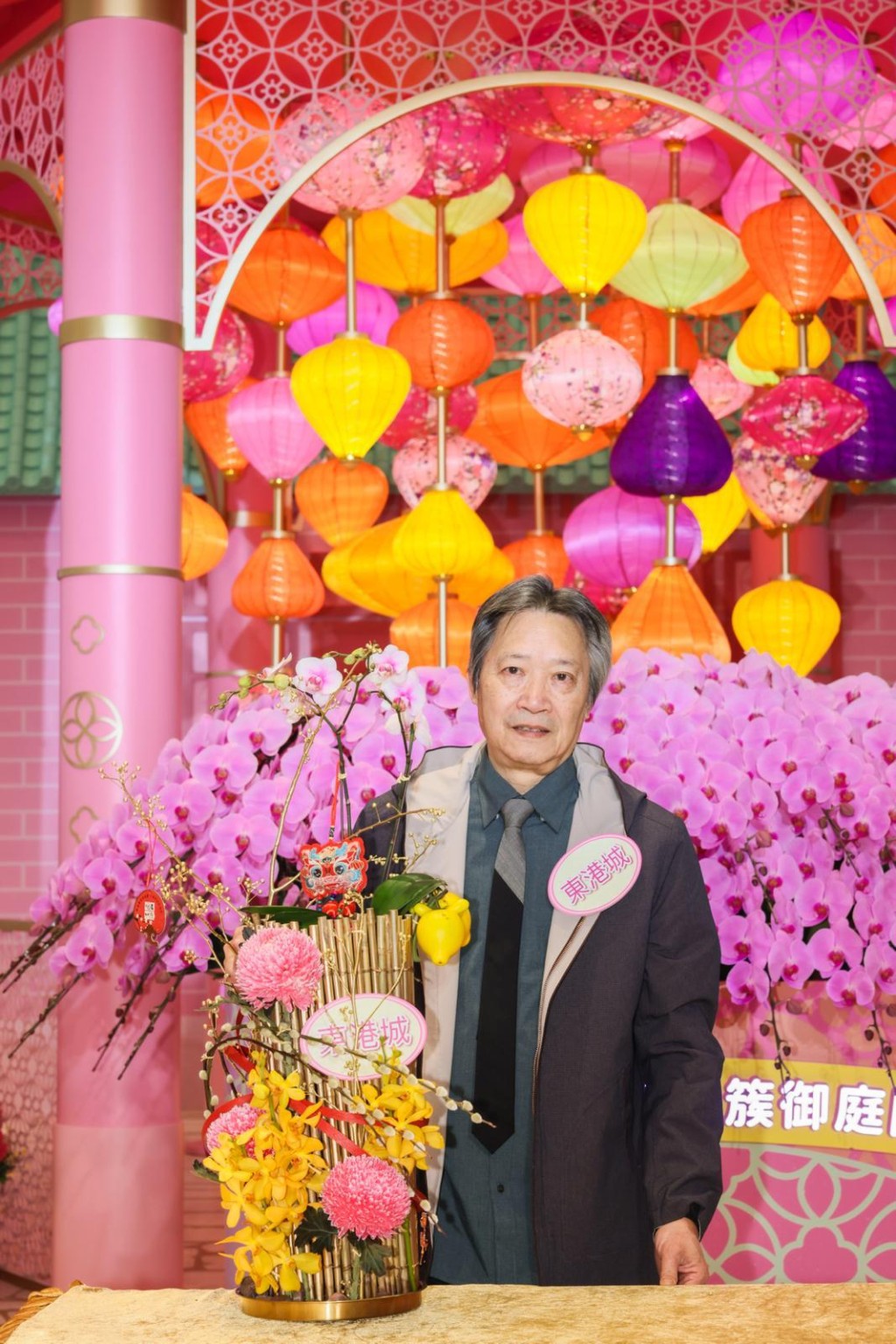 國際知名花藝設計師區錦華先生表演中式花藝技巧。