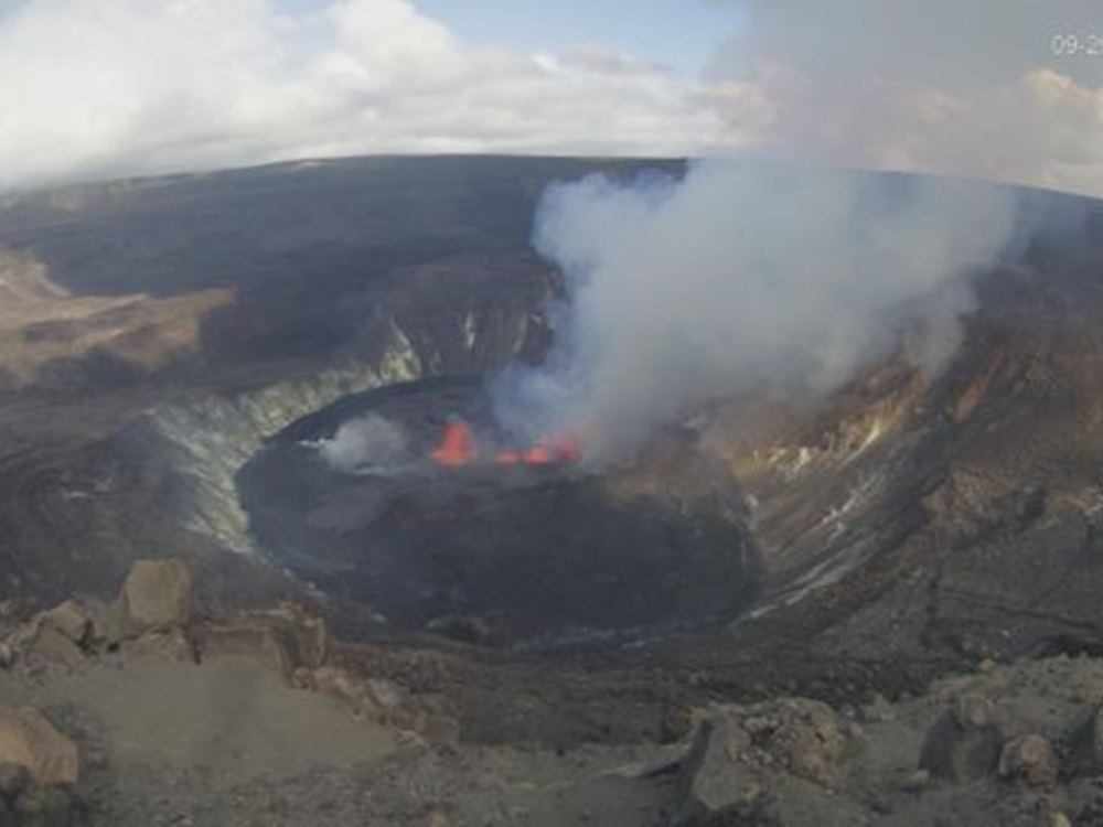 火山爆發後噴出熔岩及大量濃煙。USGS圖片