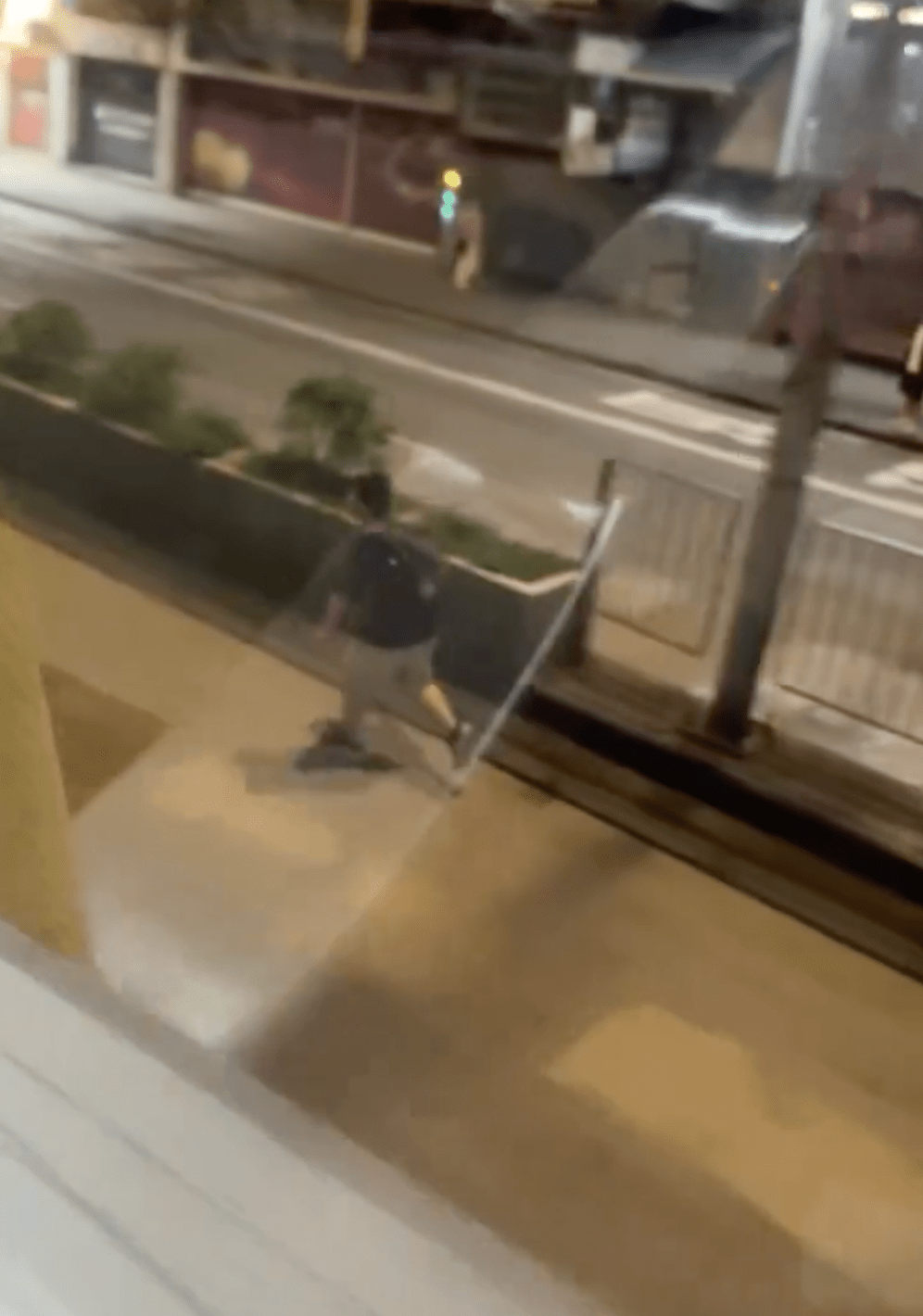 男子晚上在彌敦道快線狂奔。Facebook 車Cam L(香港群組)影片截圖 男子晚上在彌敦道快線狂奔。Facebook 車Cam L(香港群組)影片截圖