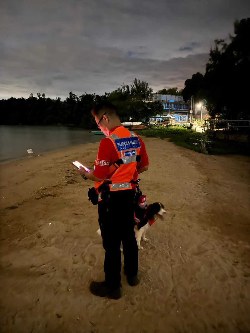 香港守望者服務團昨晚通宵在烏溪沙一帶搜索。香港守望者服務團提供