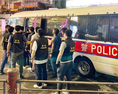 警方於油麻地拘捕16人,涉嫌聚賭。警方圖片