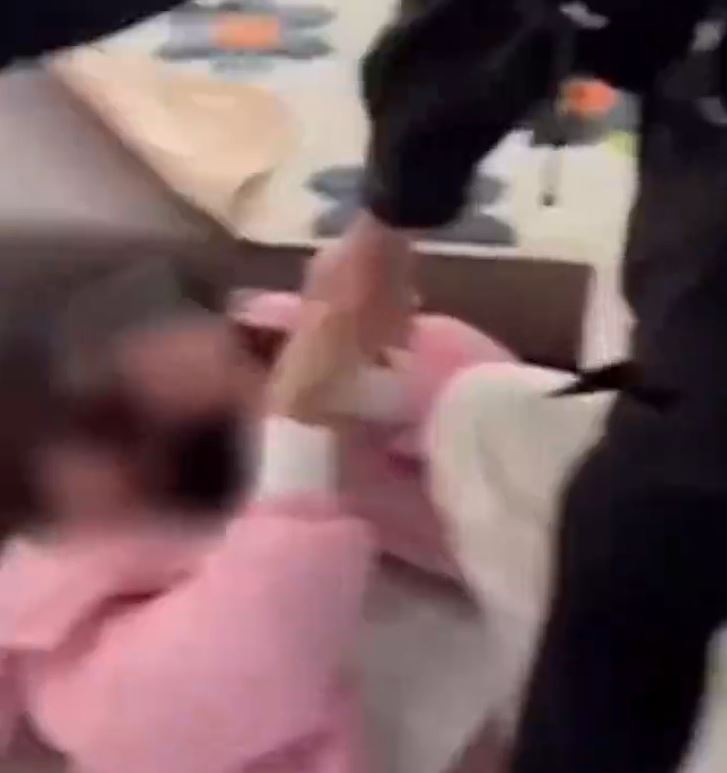 網上影片見少女被打至倒地。